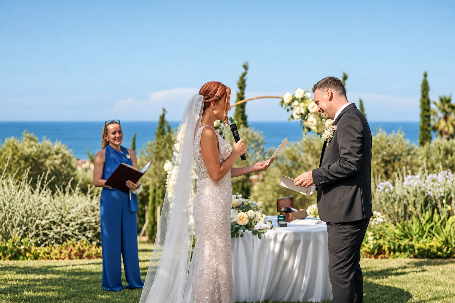 La sposa legge le promesse davanti allo sposo e alla celebrante