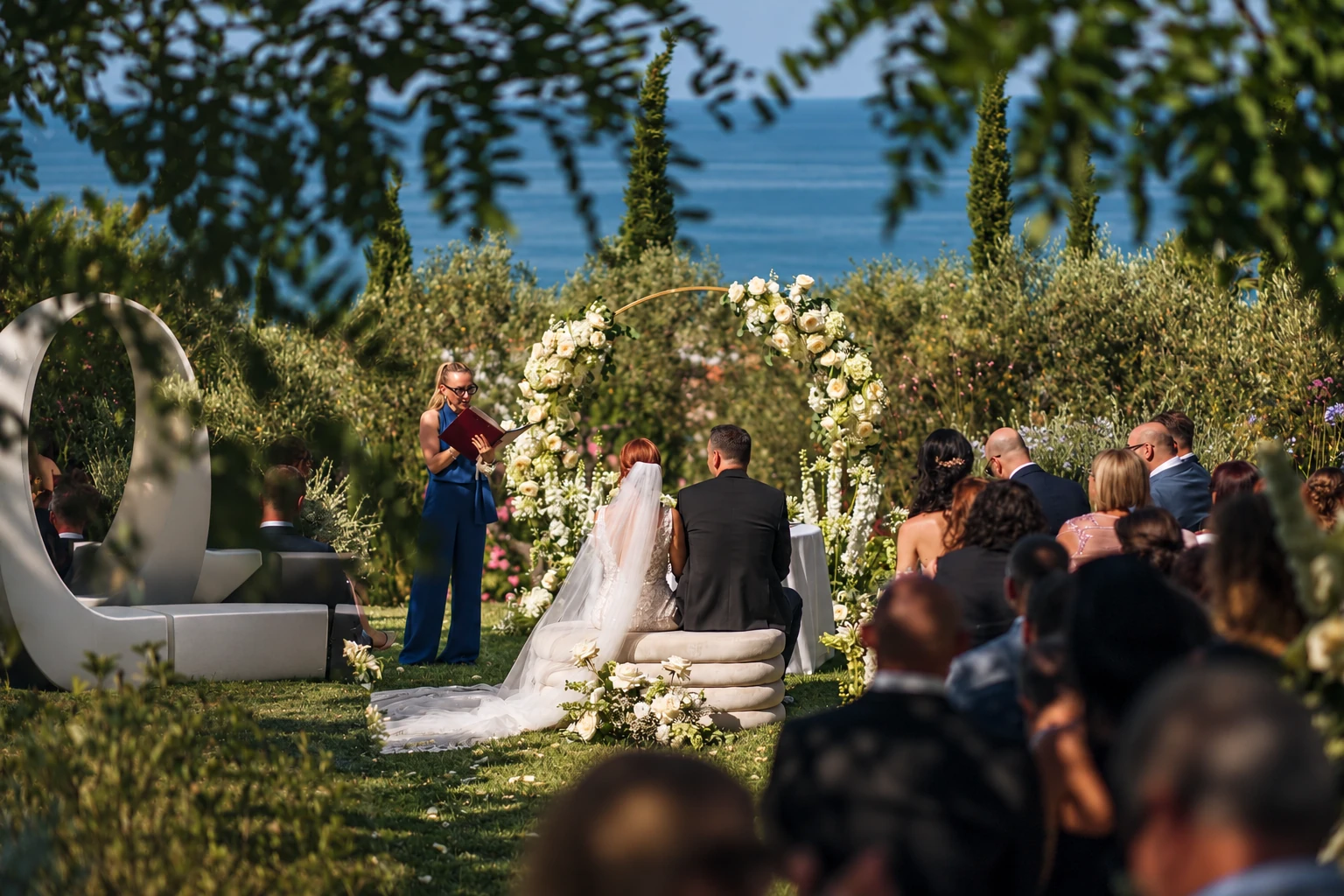 La cerimonia in giardino con gli sposi, la celebrante e gli invitati