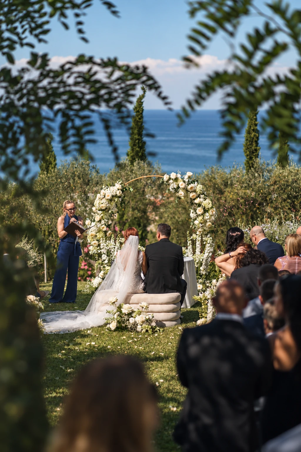 Cerimonia sul mare incorniciata dalle foglie del giardino