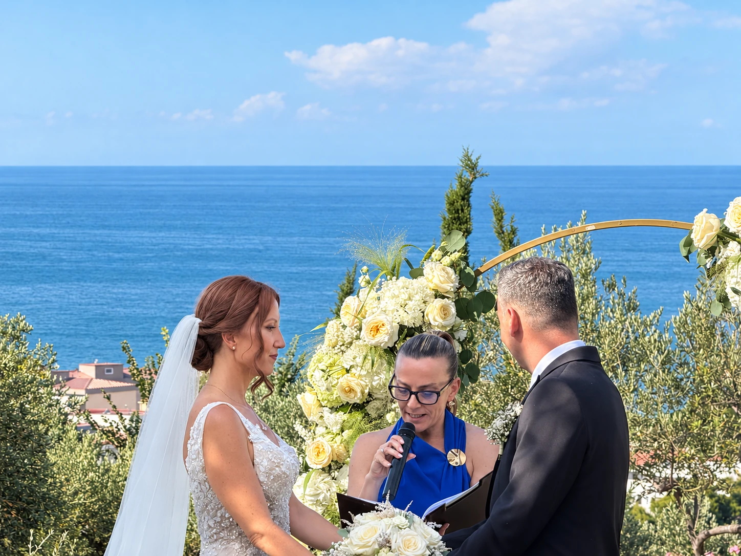 Un momento di lettura con gli sposi davanti al mare